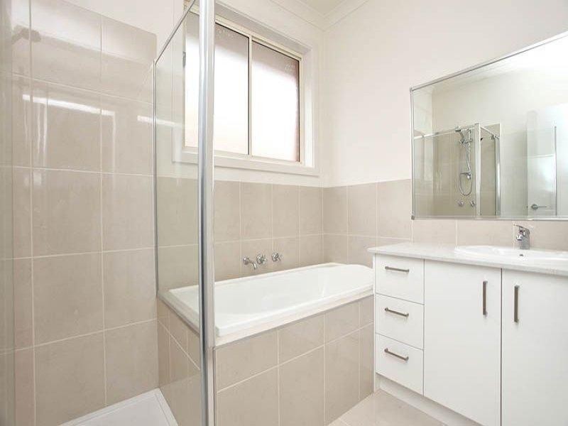 2/17 Ruthven Crescent, Lalor VIC 3075