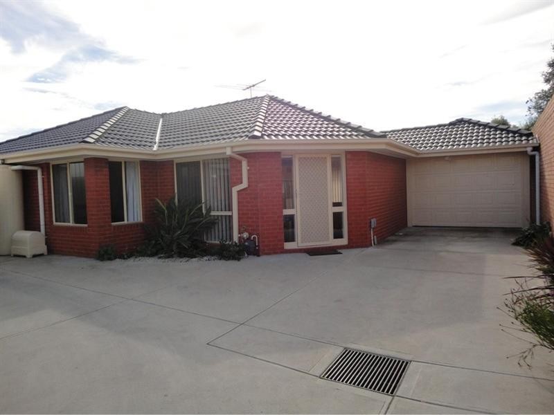 2/82 Curtin Avenue, Lalor VIC 3075