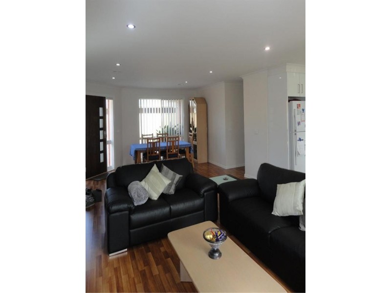 2/82 Curtin Avenue, Lalor VIC 3075