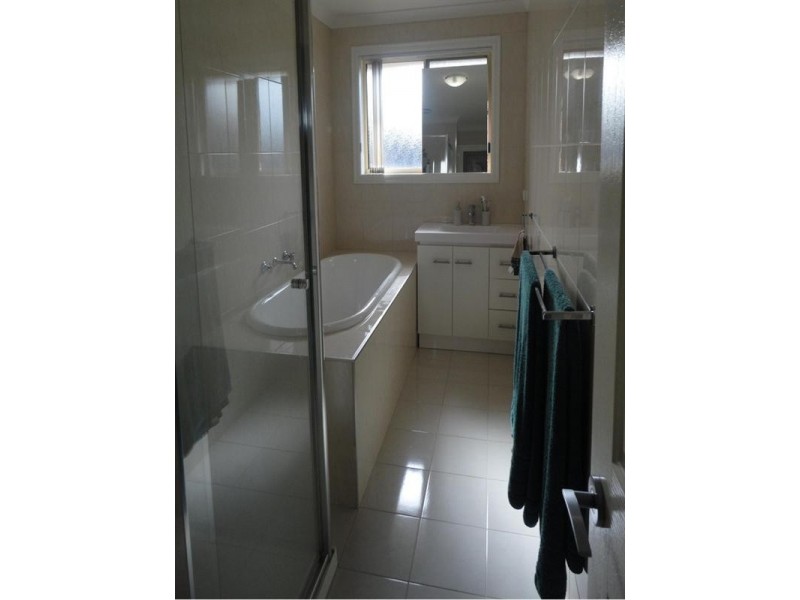 2/82 Curtin Avenue, Lalor VIC 3075