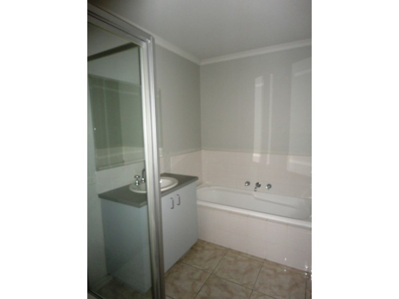 24 Paroo Avenue, Roxburgh Park VIC 3064