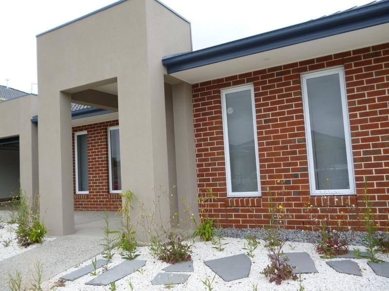 8 Saint Nikola Terrace, Lalor VIC 3075