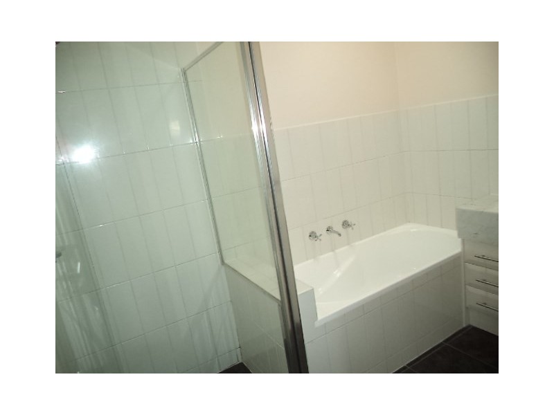 2/21 Purinuan Road, Reservoir VIC 3073