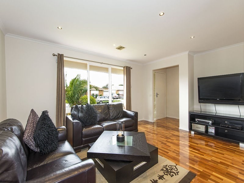 4 Bronsdon Court, Mill Park VIC 3082