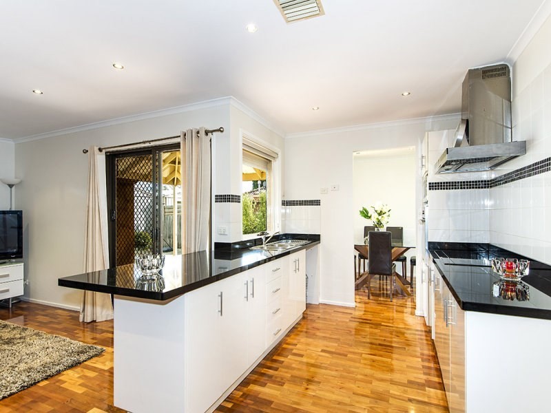 4 Bronsdon Court, Mill Park VIC 3082