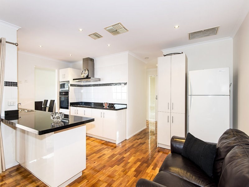 4 Bronsdon Court, Mill Park VIC 3082