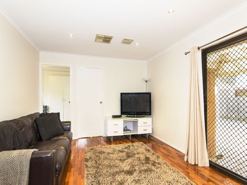 4 Bronsdon Court, Mill Park VIC 3082