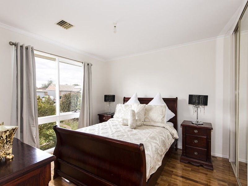 4 Bronsdon Court, Mill Park VIC 3082