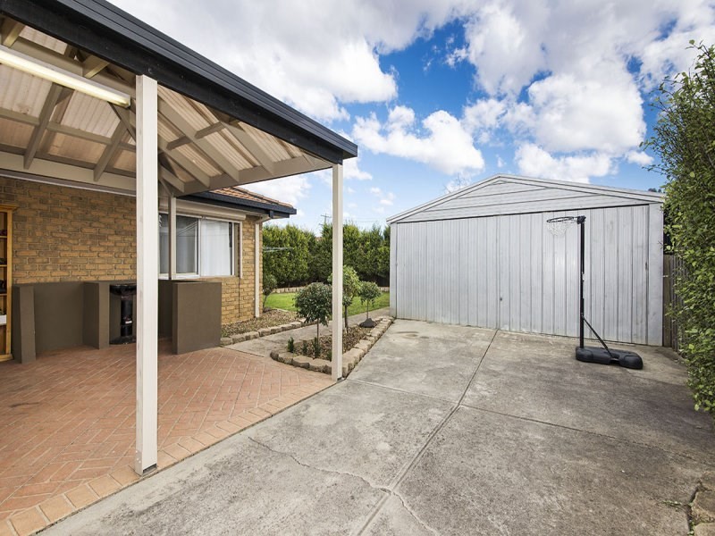 4 Bronsdon Court, Mill Park VIC 3082