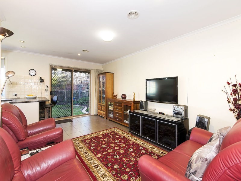 17 Grenda Drive, Mill Park VIC 3082