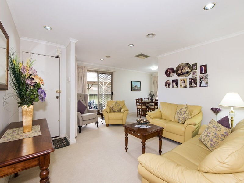 17 Grenda Drive, Mill Park VIC 3082