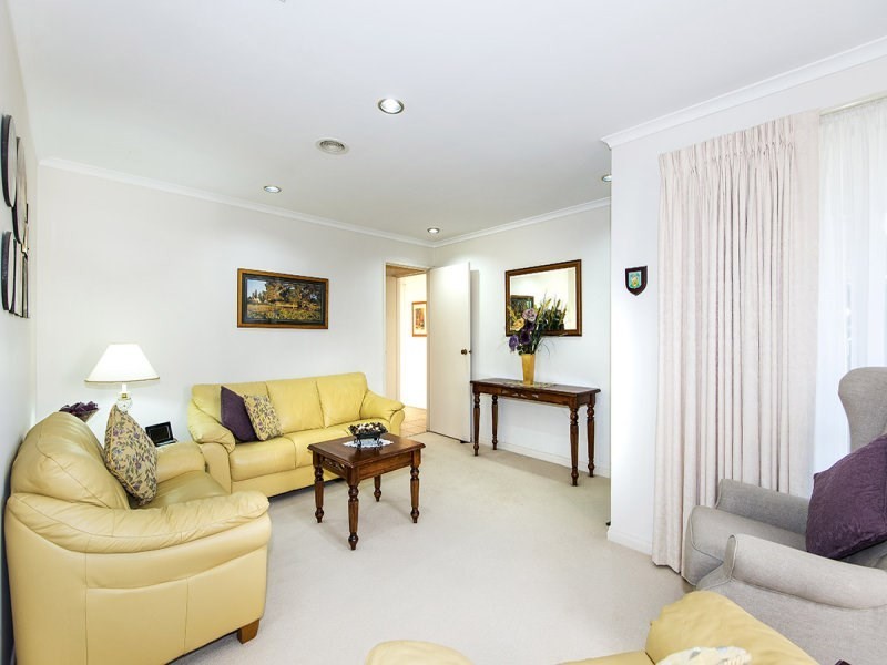 17 Grenda Drive, Mill Park VIC 3082