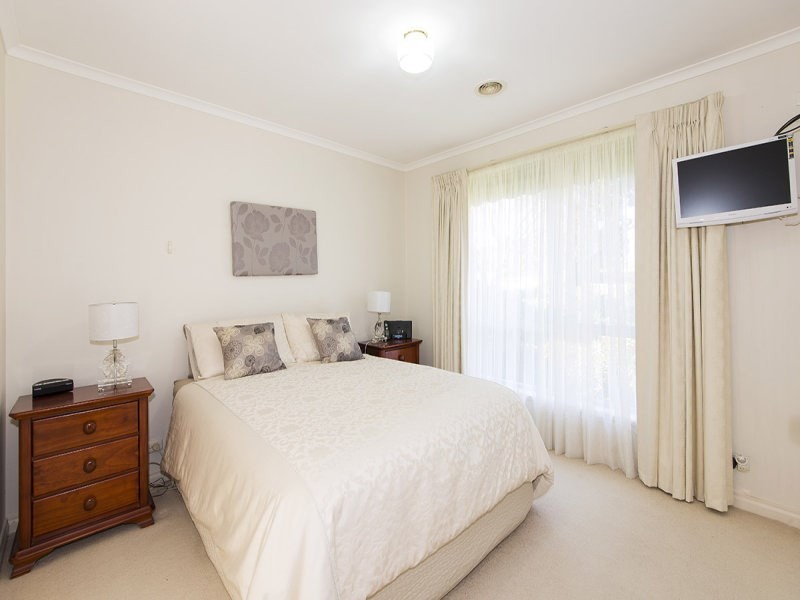 17 Grenda Drive, Mill Park VIC 3082