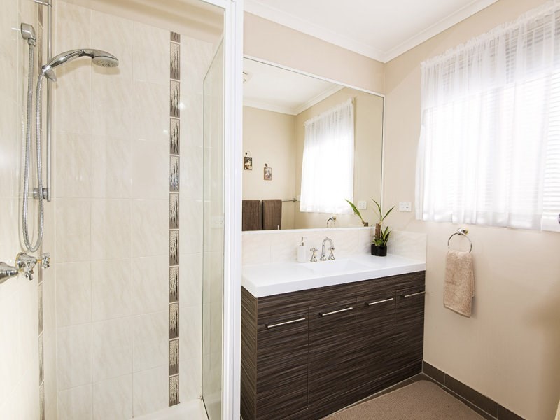 17 Grenda Drive, Mill Park VIC 3082