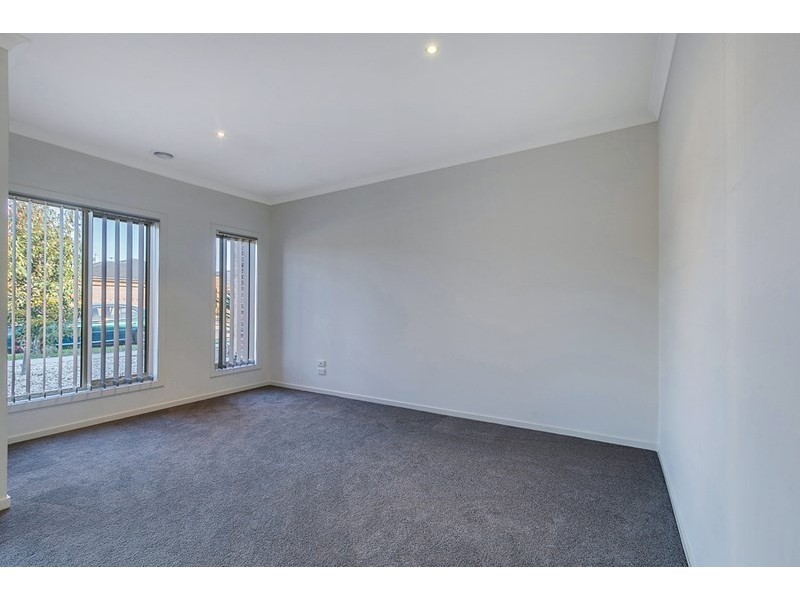 4 Dolphin Drive, South Morang VIC 3752