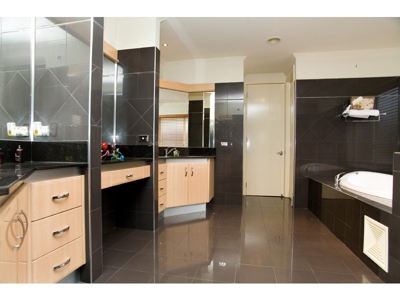 27 Montana Way, Mill Park VIC 3082