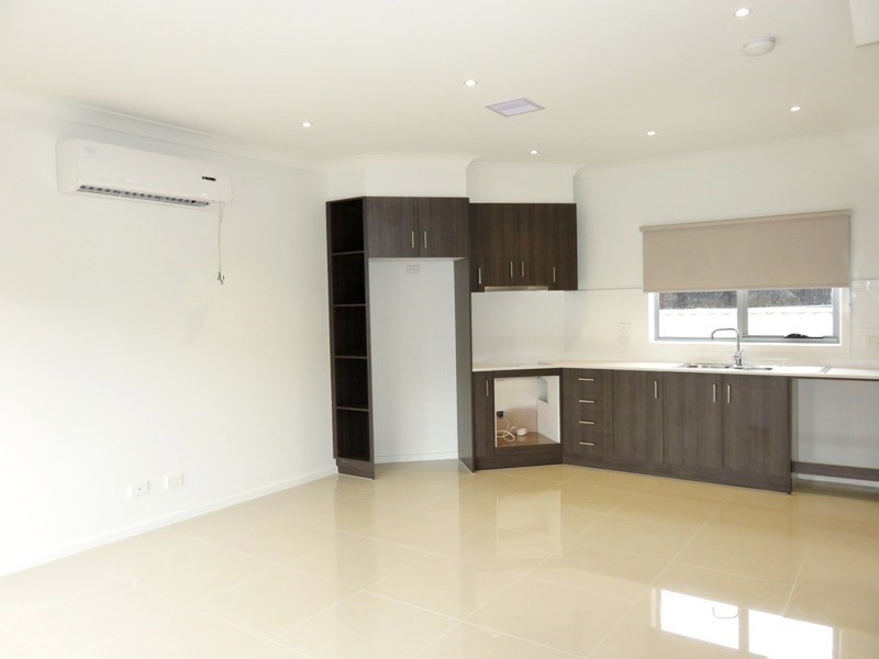 2/13 Charles Street, Thomastown VIC 3074
