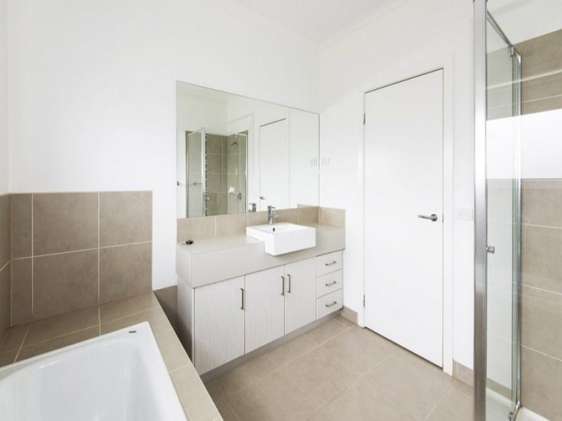 32 Ovens Circuit, Whittlesea VIC 3757