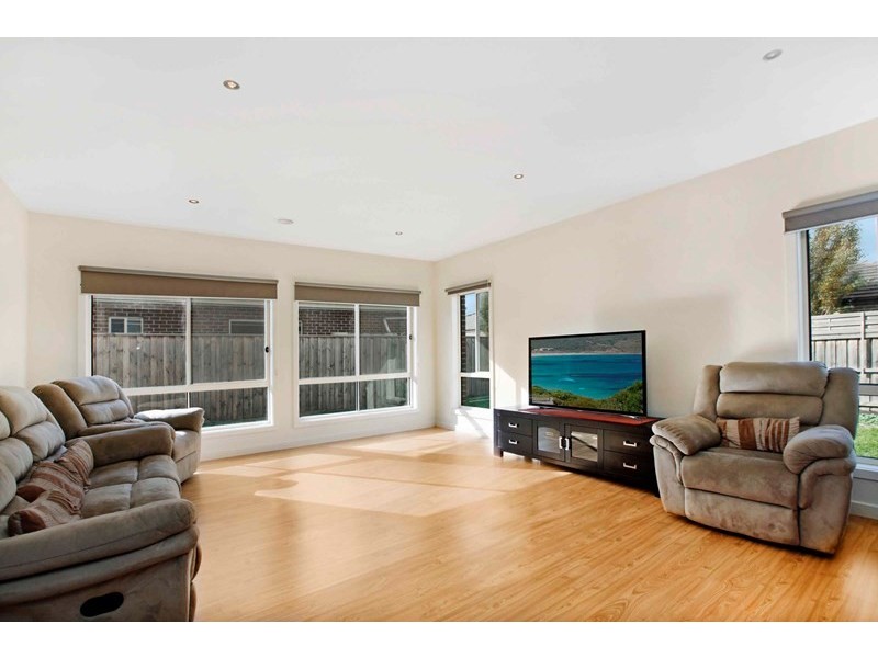 10 Saint Nikola Terrace, Lalor VIC 3075