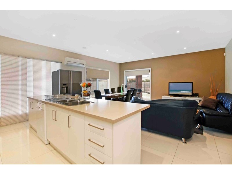 8 Saint Nikola Terrace, Lalor VIC 3075