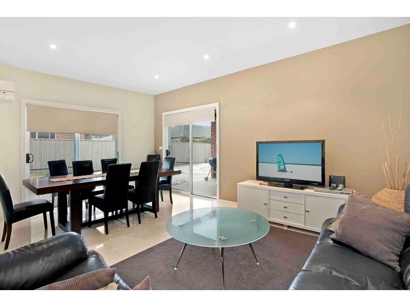 8 Saint Nikola Terrace, Lalor VIC 3075