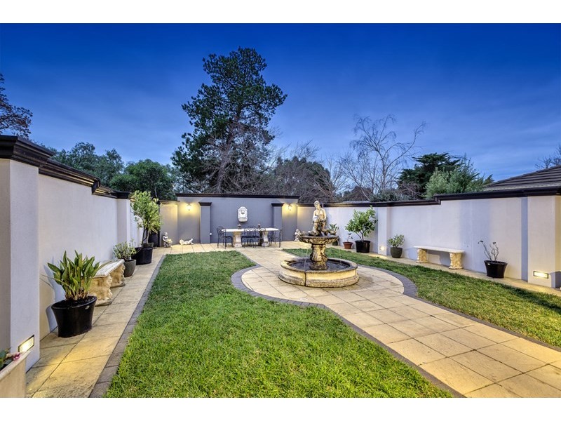 8 Sunbird Gardens, Epping VIC 3076