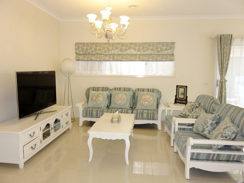 33 Abercrombie Grove, Epping VIC 3076