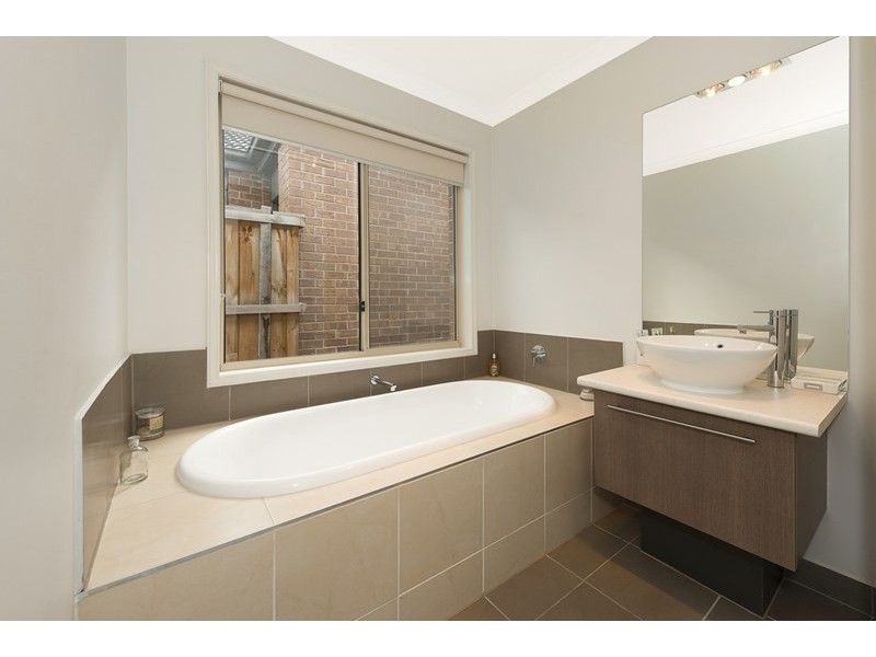 14 Peak Crescent, Doreen VIC 3754