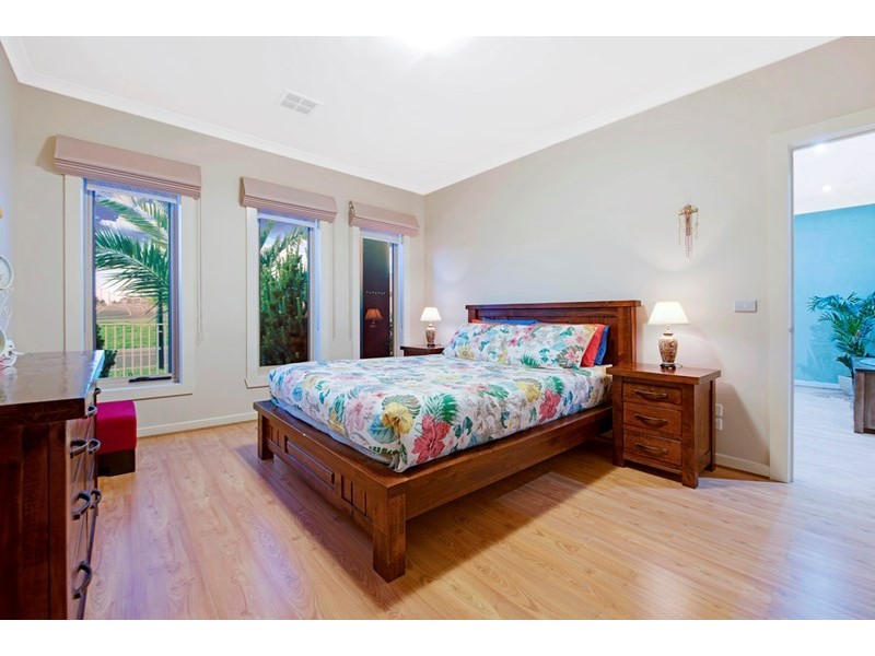 13 Canterbury Grove, Epping VIC 3076