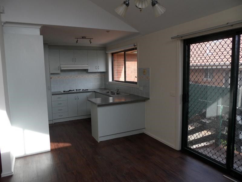 2/8 Plowman Court, Epping VIC 3076