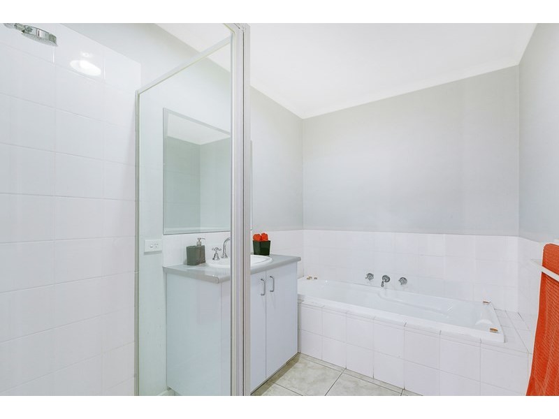 24 Paroo Avenue, Roxburgh Park VIC 3064