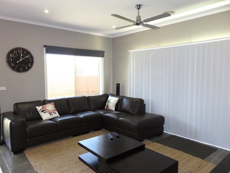 8 Monaco Circuit, Wollert VIC 3750