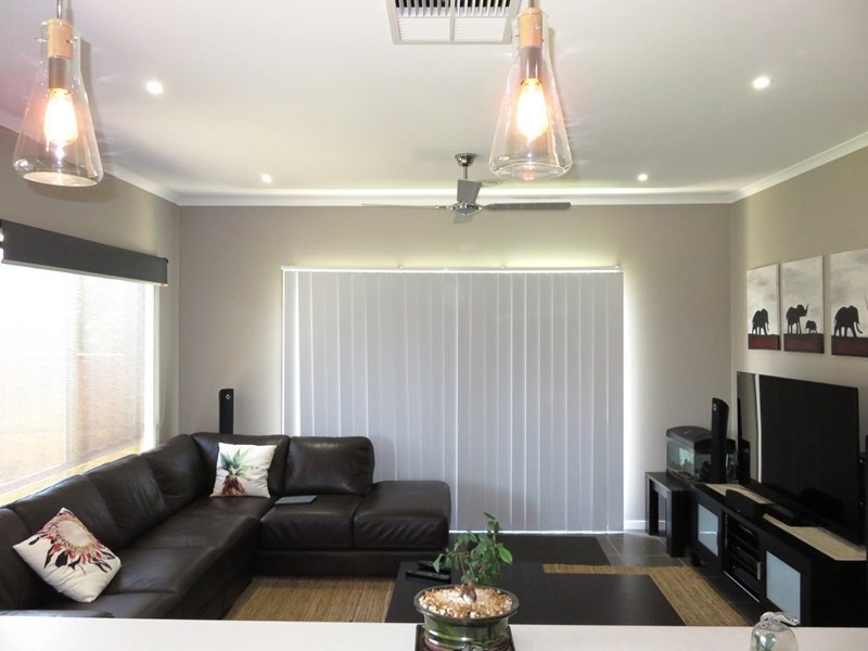 8 Monaco Circuit, Wollert VIC 3750