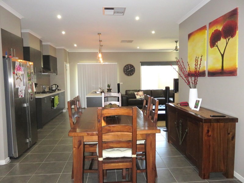 8 Monaco Circuit, Wollert VIC 3750