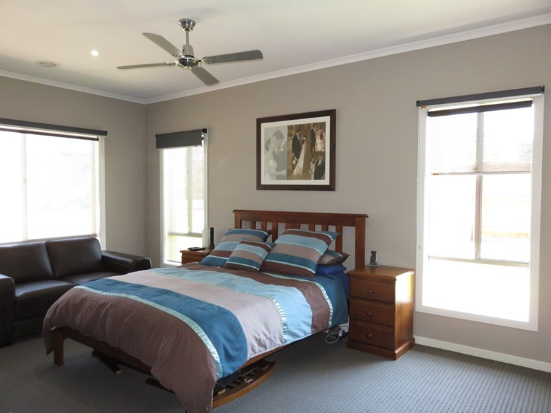 8 Monaco Circuit, Wollert VIC 3750