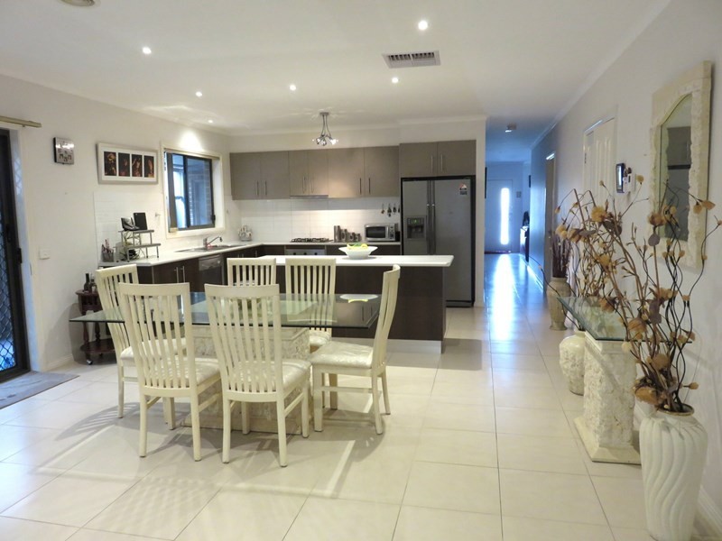 10 Penola Drive, South Morang VIC 3752