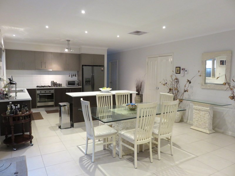 10 Penola Drive, South Morang VIC 3752