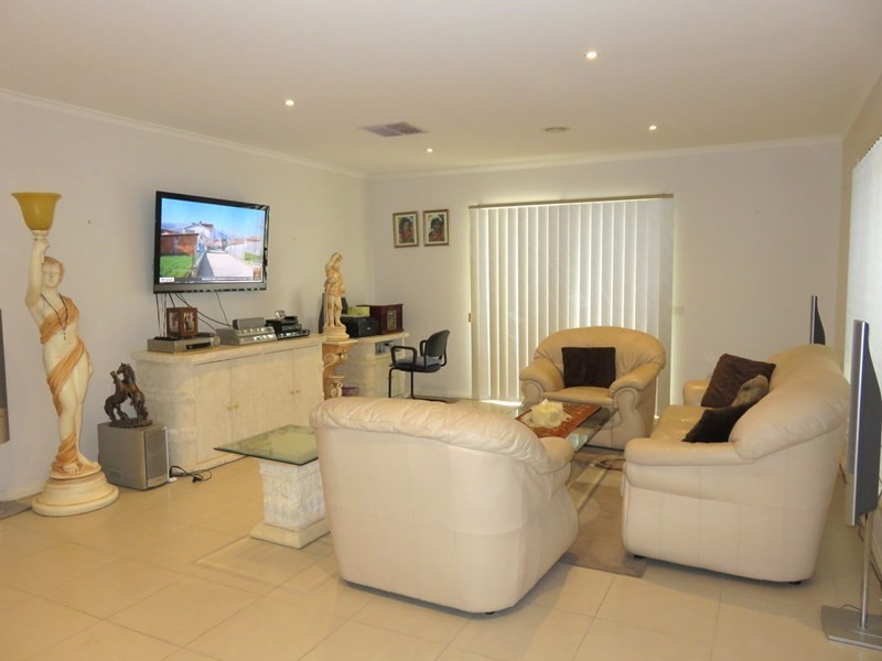 10 Penola Drive, South Morang VIC 3752
