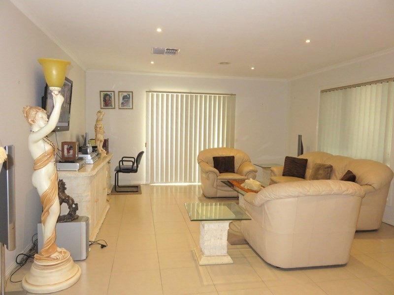10 Penola Drive, South Morang VIC 3752