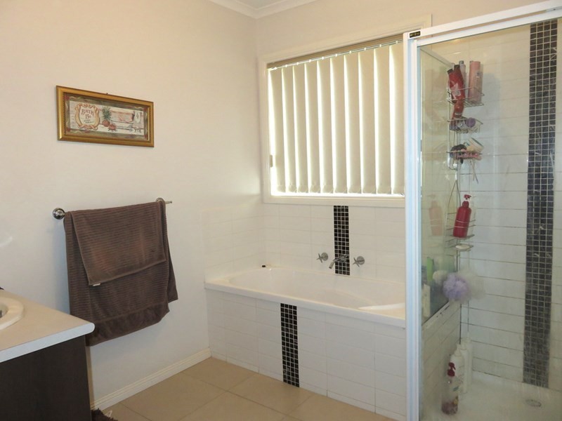 10 Penola Drive, South Morang VIC 3752