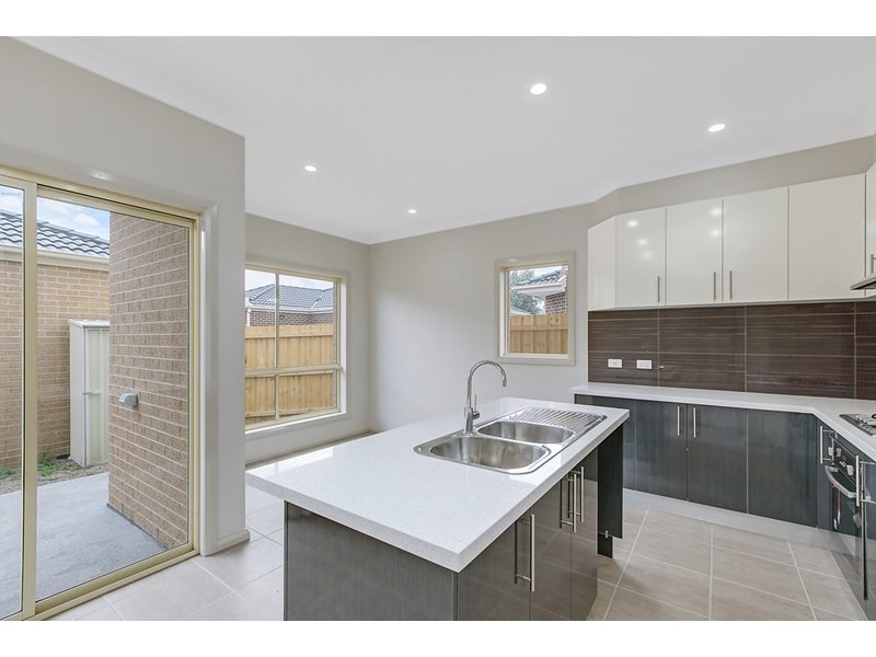 U 1 and 2/4 Rosamond Way, Epping VIC 3076