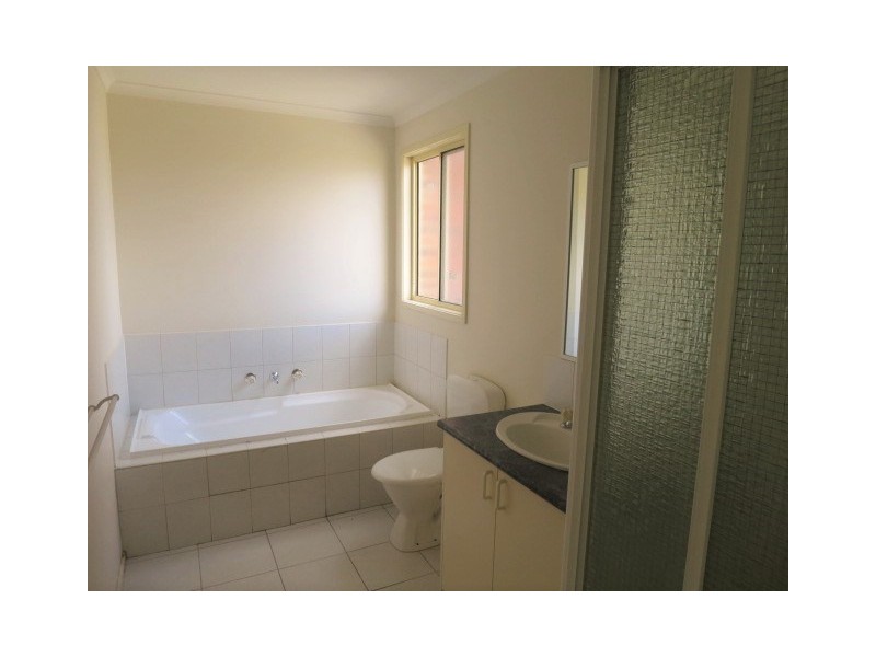 28 Kennedy Parade, Roxburgh Park VIC 3064