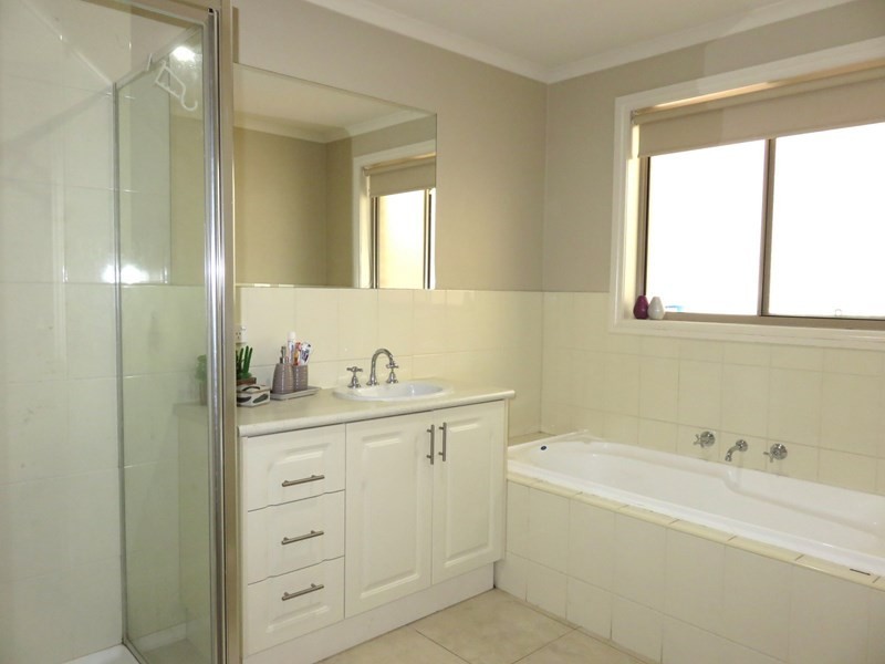 27 Auburn Road, South Morang VIC 3752