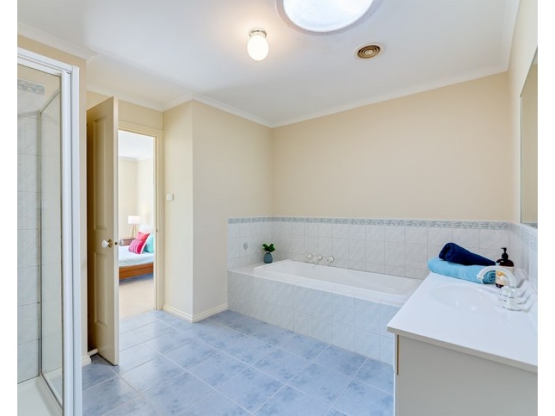 63 The Lakes Boulevard, South Morang VIC 3752