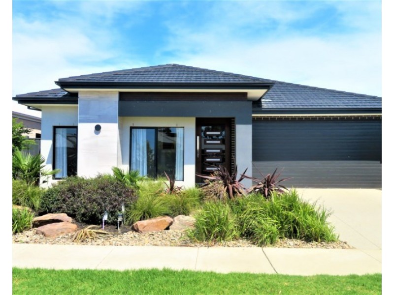 44 Newmarket Parade, Mickleham VIC 3064