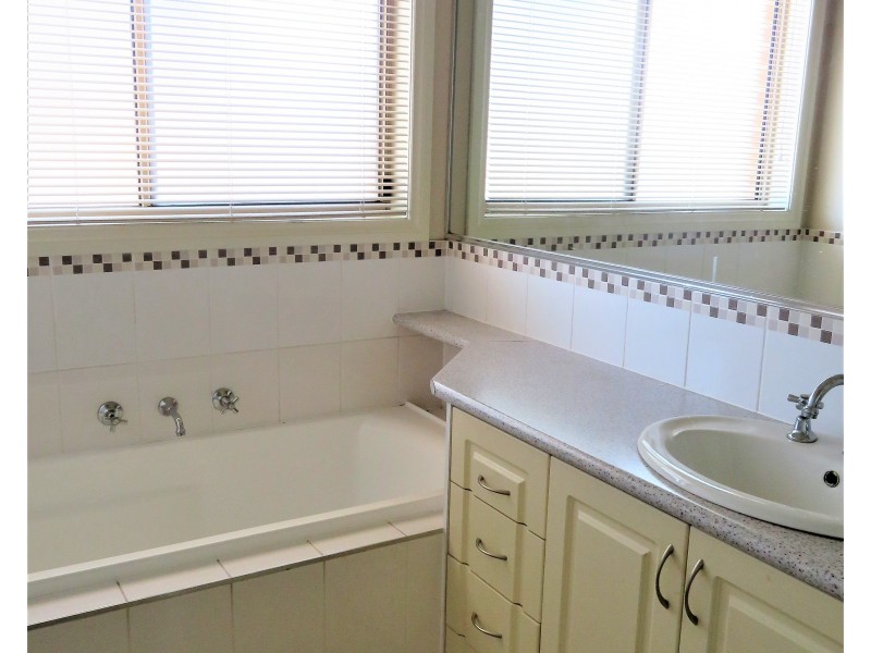 1 Jindabyne Avenue, South Morang VIC 3752