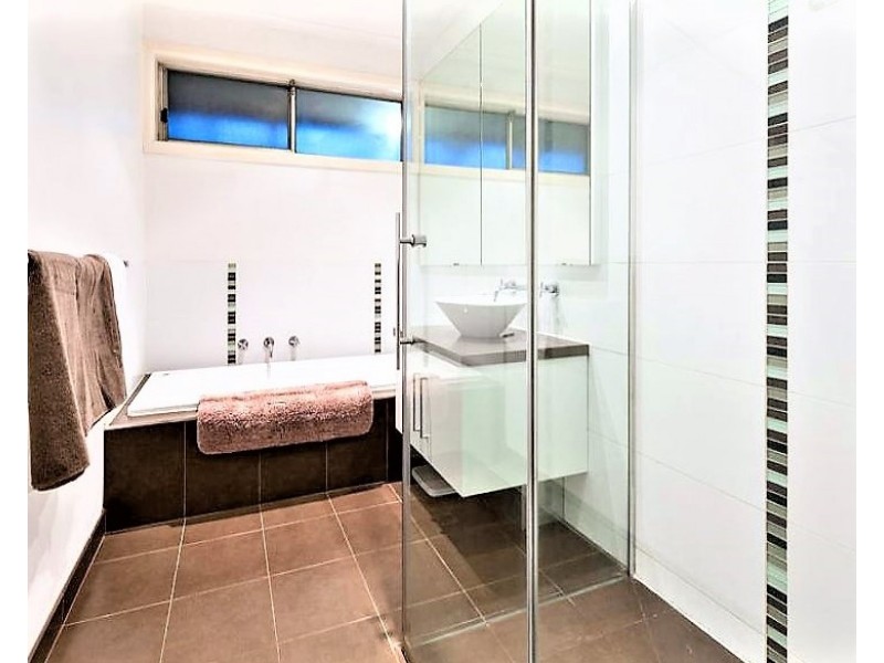 4 Kelvin Grove, South Morang VIC 3752