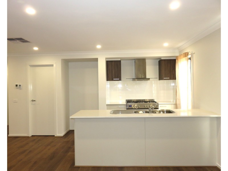 16 Jolimont Avenue, Mickleham VIC 3064