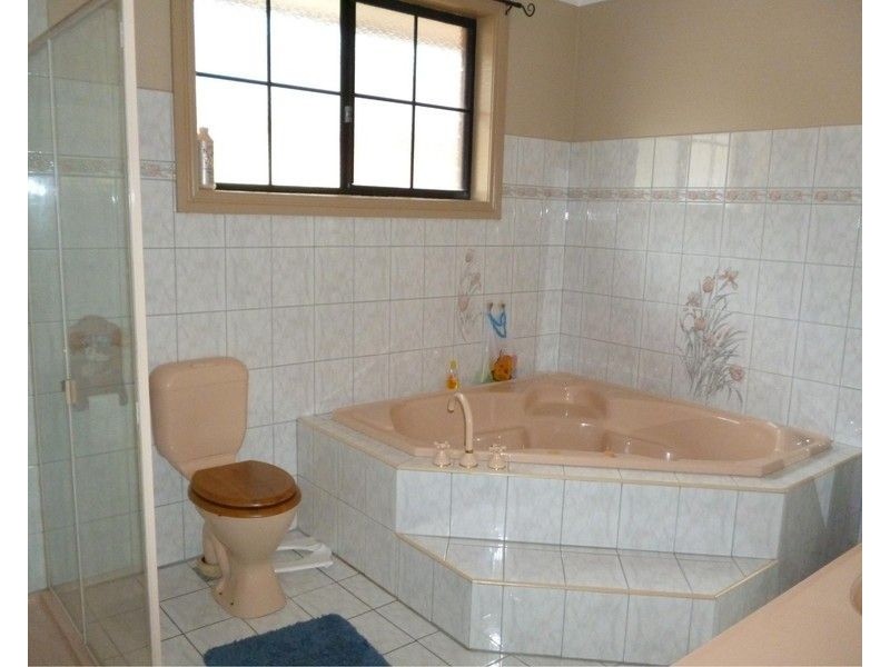 2 Silverthorn Court, Mill Park VIC 3082