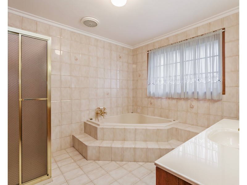 42 Edmund Rice Parade, Watsonia North VIC 3087